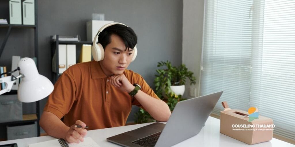 นั่งทำงานคนเดียว