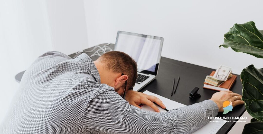 เงินดี สวัสดิการแน่น…แต่ใจพังทุกวัน  Golden Handcuffs กับดักงานที่ลาออกก็ไม่ได้ อยู่ต่อก็ไม่ไหว