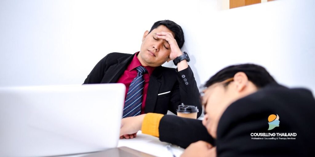 เงินดี สวัสดิการแน่น…แต่ใจพังทุกวัน  Golden Handcuffs กับดักงานที่ลาออกก็ไม่ได้ อยู่ต่อก็ไม่ไหว