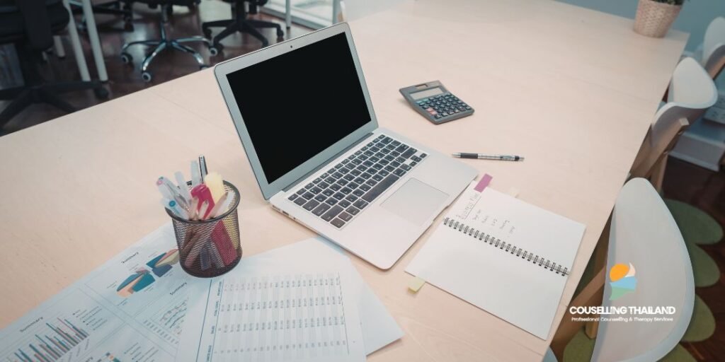 เงินดี สวัสดิการแน่น…แต่ใจพังทุกวัน  Golden Handcuffs กับดักงานที่ลาออกก็ไม่ได้ อยู่ต่อก็ไม่ไหว