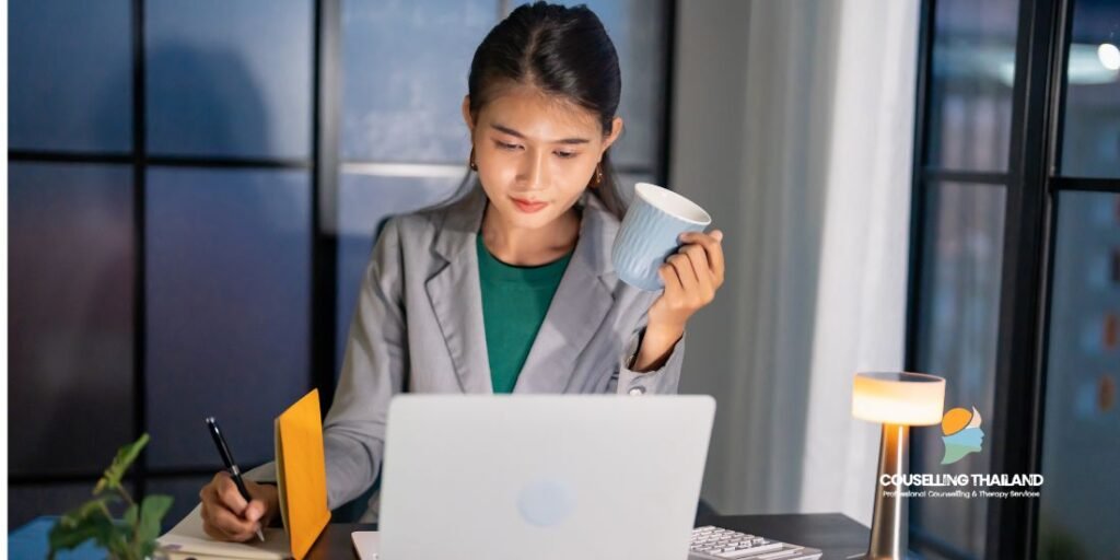 นั่งทำงาน 