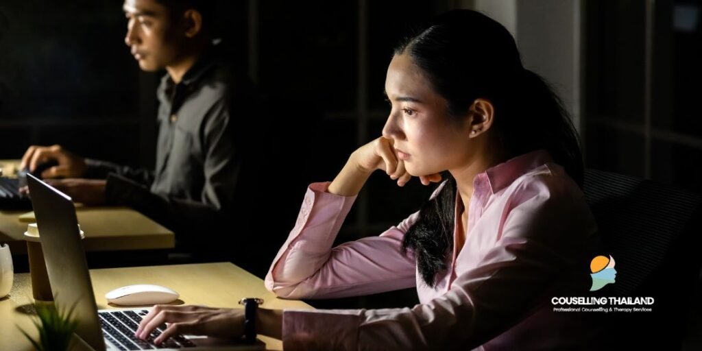 นั่งทำงานกลางคืน 