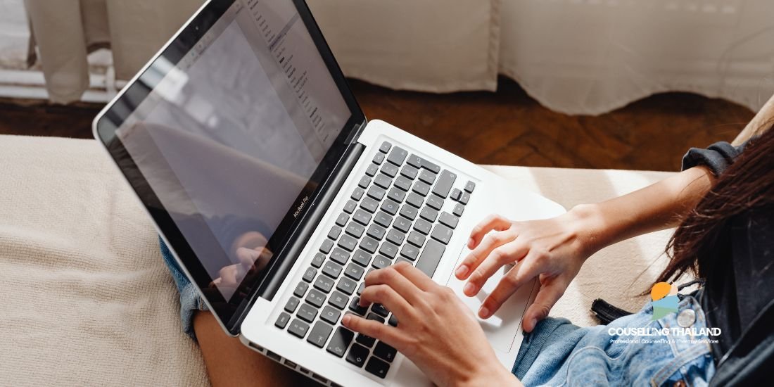 คนนั่งทำงานคอมบนที่นอน Hurkle-Durkle