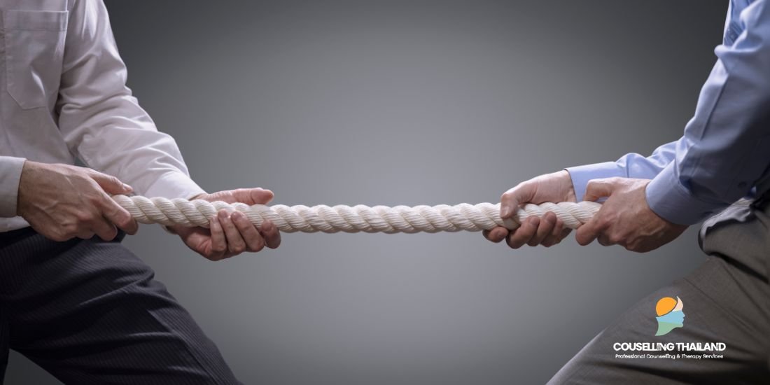 Middle-Management Squeeze คนกลางที่โดนบีบจากสองด้าน